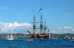 Der Ostindienfahrer Götheborg ist eines der weltweit größten segelbaren Holzschiffe und oft im Hafen von Göteborg anzutreffen