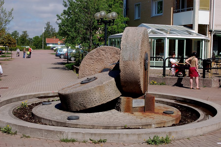 File:Kvarnstenar i Skoghall.jpg
