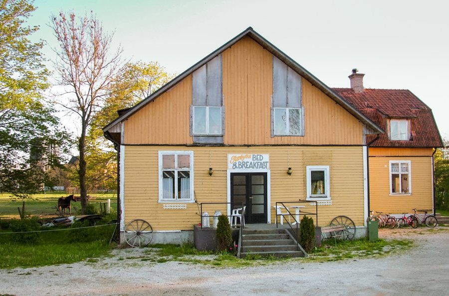 File:Stenkyrka Bed and Breakfast.jpg