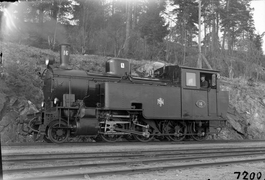 File:ULJ NÖJ 16 vid Hjortkvarn i Östgötland 1940.jpg