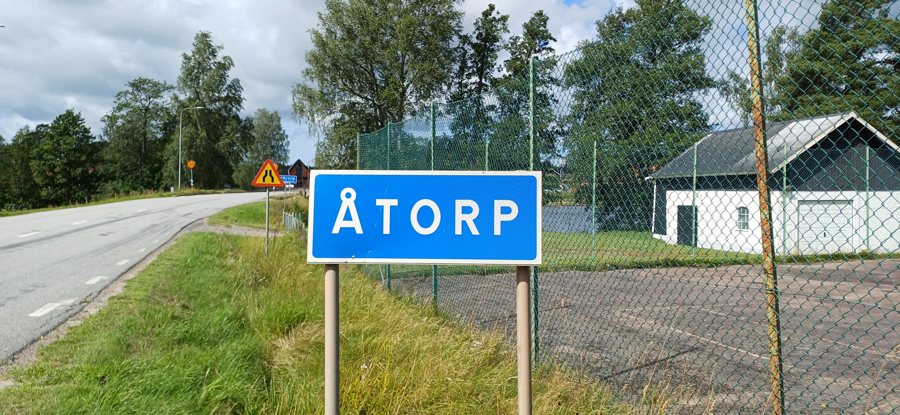 File:Vägskylt till Åtorp, Dergerfors kommun.jpg