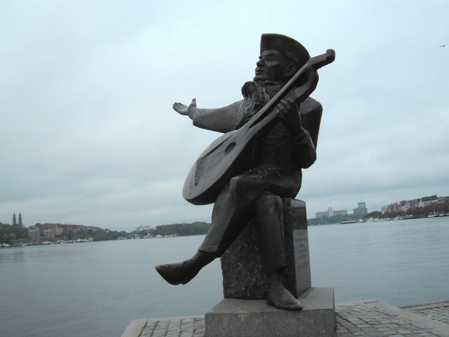 Sitzende Musikerstatue am Stockholmer Ufer