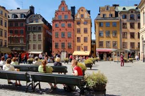 Gamla Stan, ein Altstadtviertel Stockholms, ist ein beliebtes Ausflugsziel für Schweden-Urlauber, die noch Souvenirs kaufen möchten